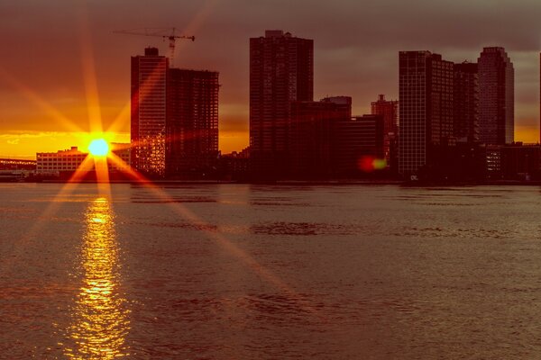 Ciudad de la tarde al atardecer