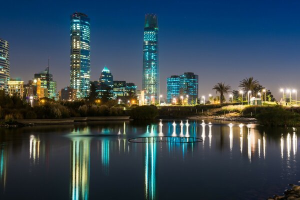 Reflexo de casas em algum lugar na América. Arquitetura de concreto