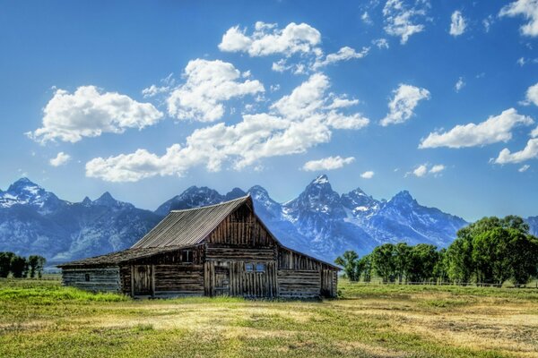 Hölzerne Hütte vor dem Hintergrund der Berge