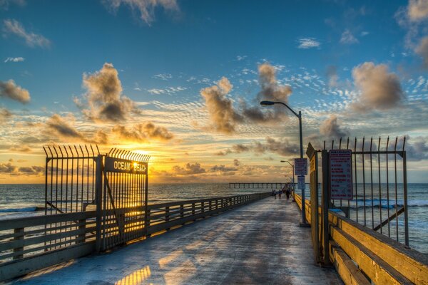 Schöne Sonnenuntergänge am Meer