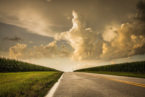 Die Straße geht in den klaren Himmel