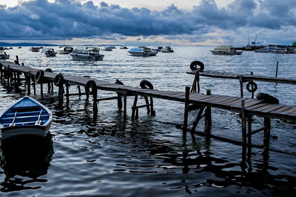 Muelle americano con barco y barcos que zarpan