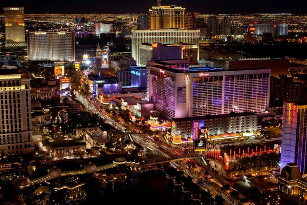 Ville américaine dans les illuminations des lumières de la nuit