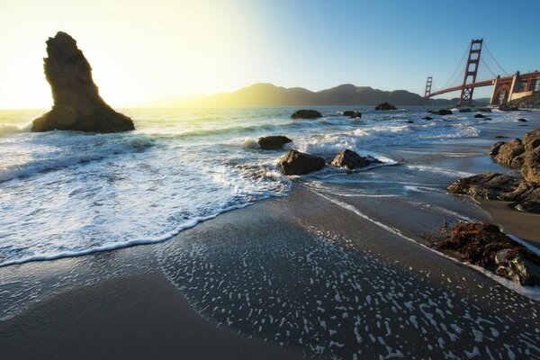 Las piedras son lavadas por el agua. Grandes puentes