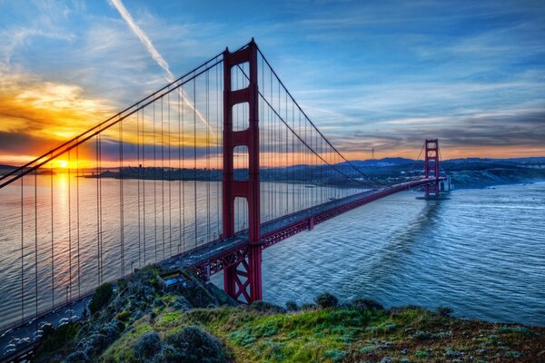 Coucher de soleil sur fond de pont suspendu