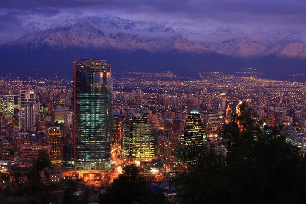 Rascacielos en el fondo de la ciudad y las montañas