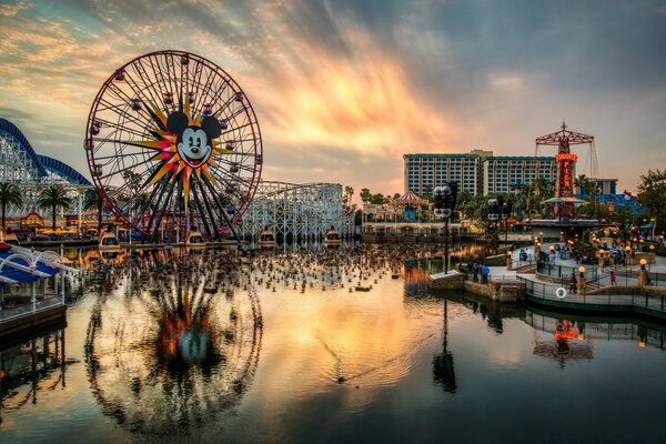 Riesenrad auf dem Wasser in Amerika