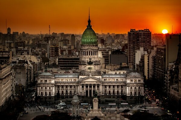 Crépuscule de la ville au coucher du soleil