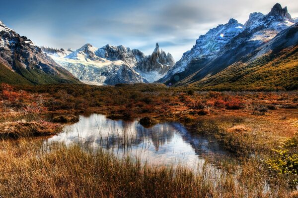 Die Landschaft der Berge spiegelt sich im Wasser wider