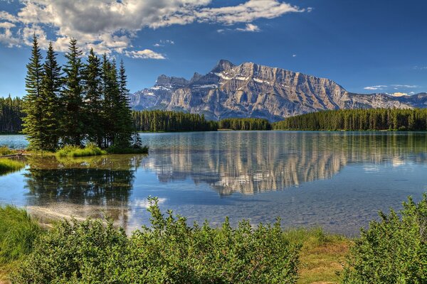 Hermoso paisaje en América. Reflejo en el lago