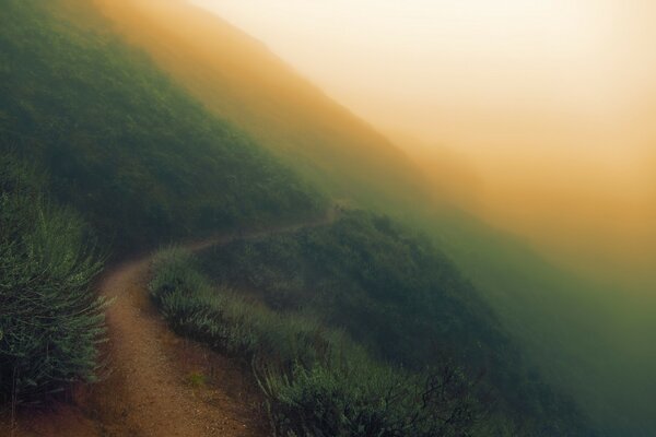 Sunol deserto regional-dia nebuloso