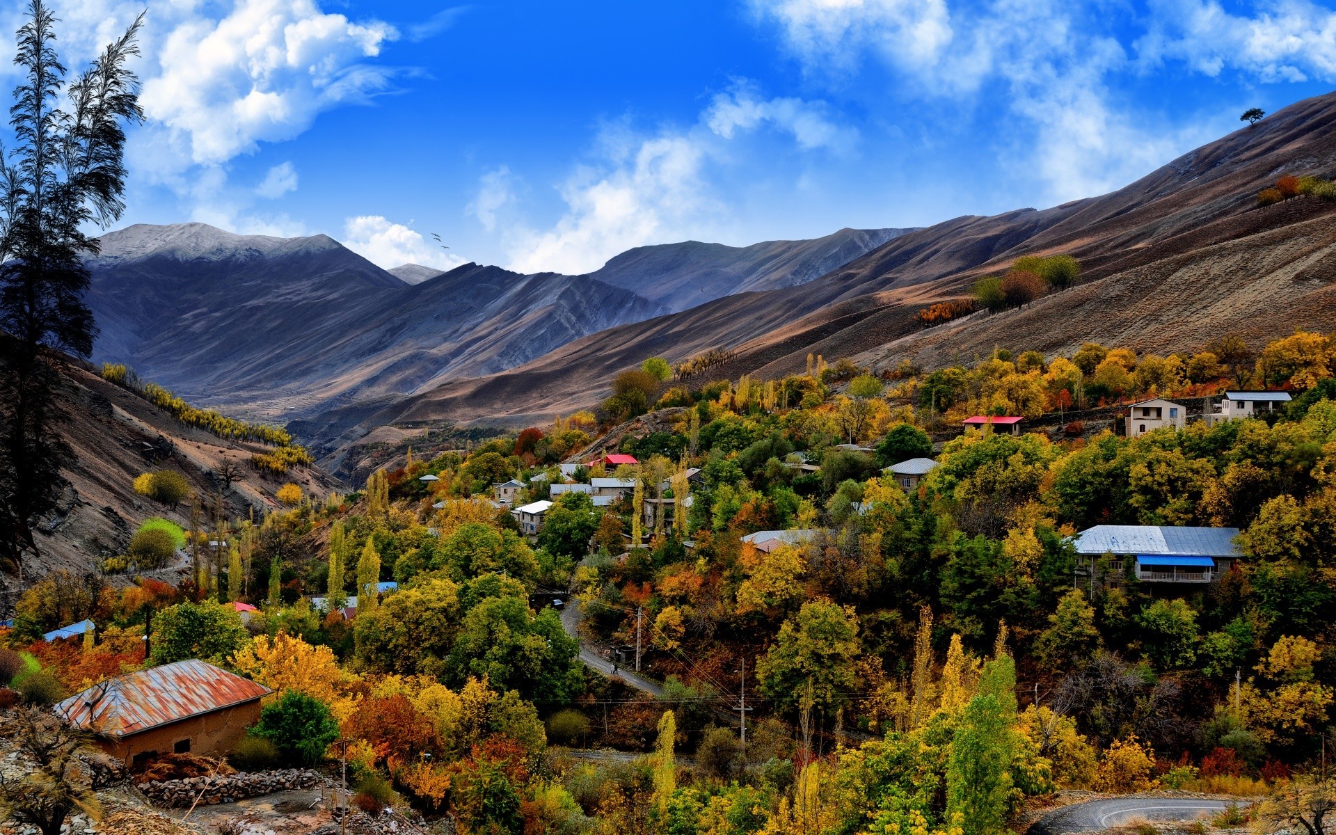 paisaje montaña viajes paisaje naturaleza al aire libre escénico árbol otoño cielo madera colina casa valle luz del día turismo espectáculo