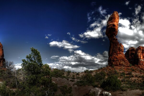 Canyon del deserto con tempo nuvoloso