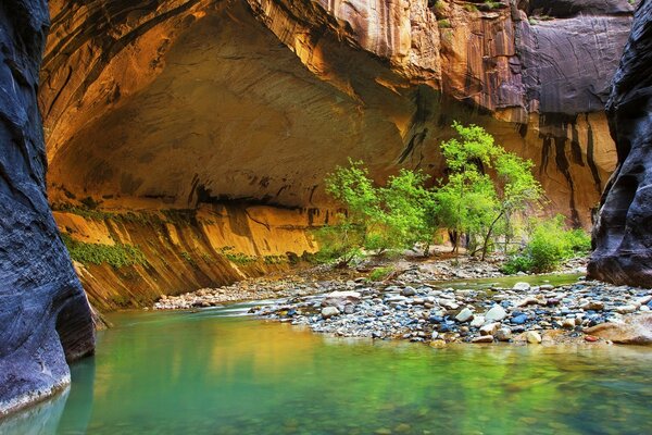 Uma caverna encantada paira sobre a Baía