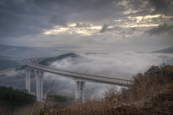 Pont sortant loin dans les nuages