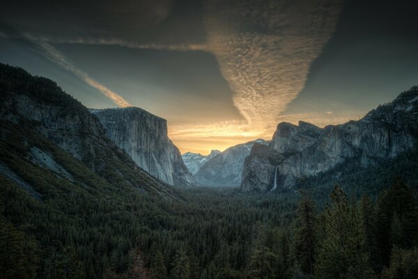 Image du coucher de soleil parmi les montagnes et les rivières