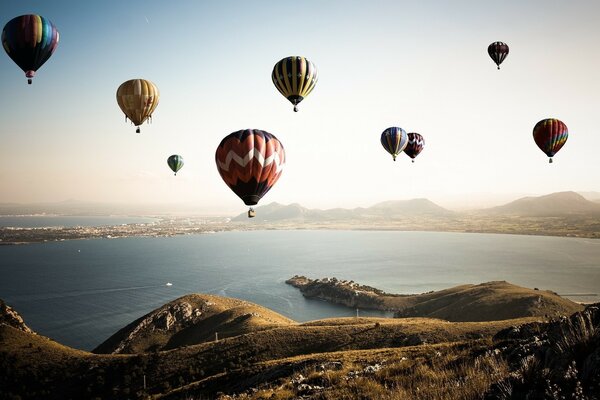 Ballon-Landschaft am Himmel über den Hügeln