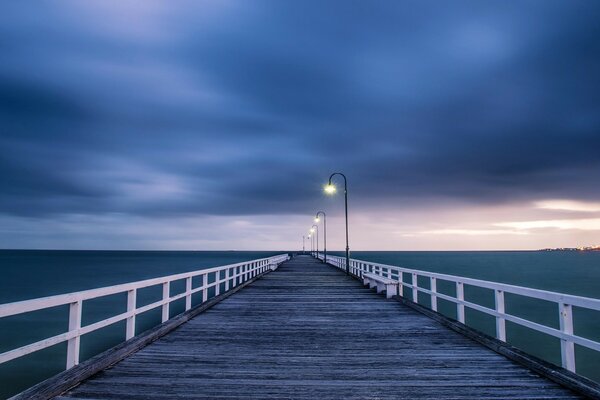 Landschaft mit Brücke. ein klarer Himmel. Blaues Meer