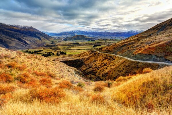 Paisaje de otoño de montaña con carretera