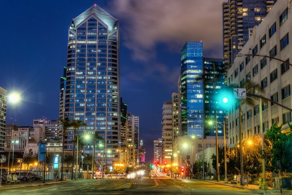 A skyscraper in the center of an American city