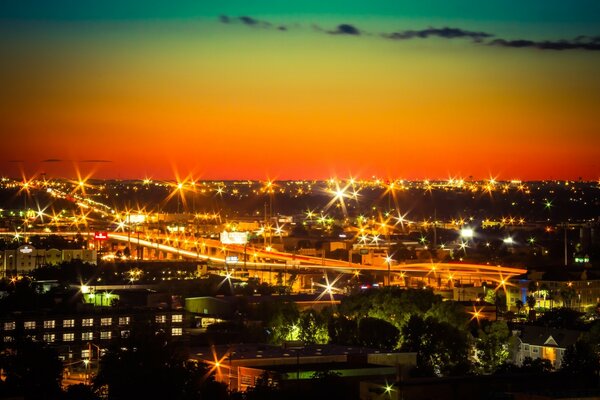 Luzes cintilantes da cidade noturna