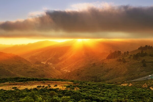 Landschaft des orangefarbenen Sonnenuntergangs