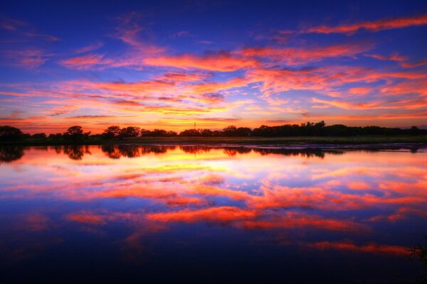 Reflet du ciel dans le lac pendant le coucher du soleil