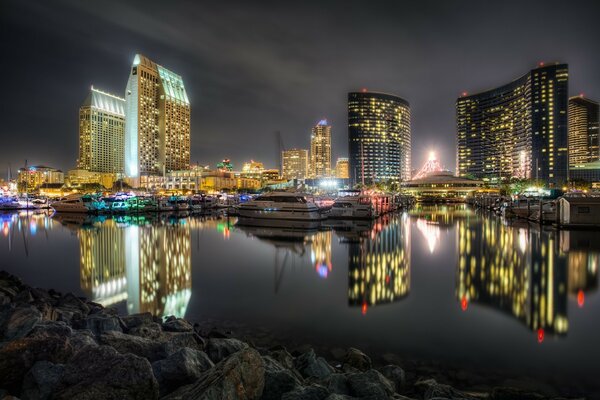 Ciudad nocturna en el reflejo del agua