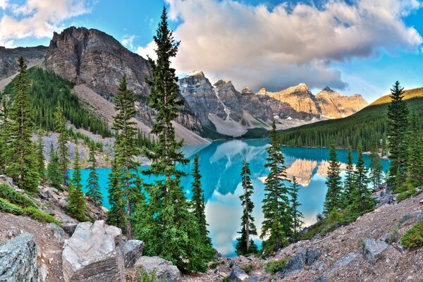 Montagnes dans le pays de l Amérique avec des étangs