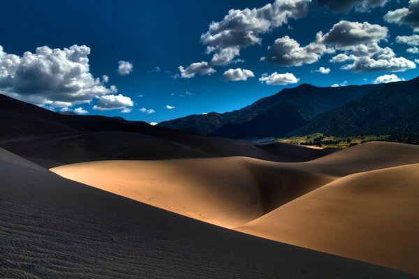 Sand, Wüste und atemberaubender Himmel