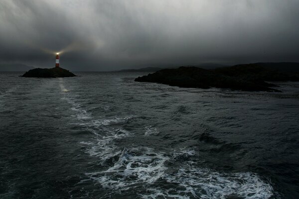 Das Meer bei Sonnenuntergang. Licht vom Leuchtturm