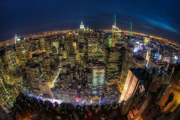 Photo grand angle de gratte-ciel la nuit