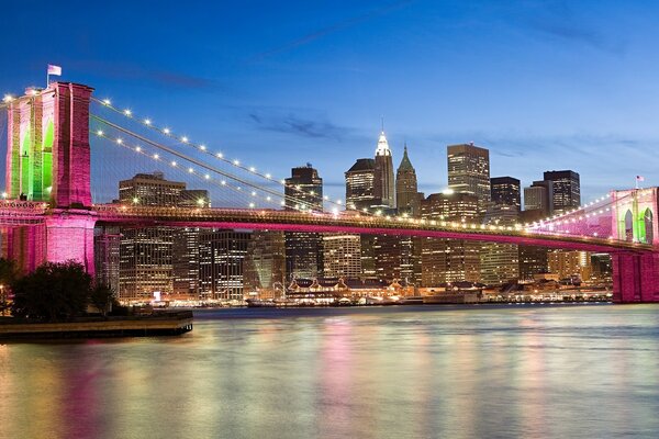 Puente en el fondo de la ciudad nocturna