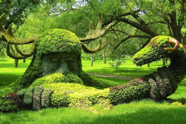 Skulptur aus Gras auf einem Baum. Park of America