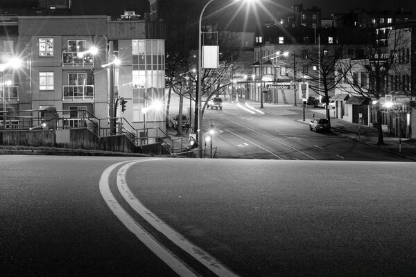 Foto en blanco y negro de la ciudad de la noche