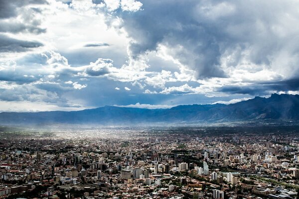 Panorama de la ville vue sur les montagnes