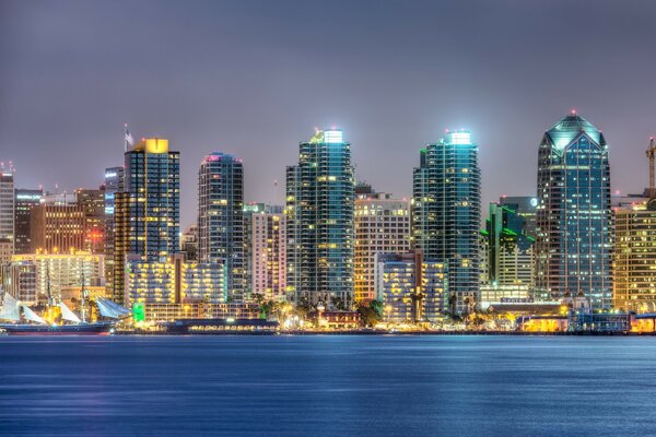 Rascacielos estadounidenses por la noche desde el mar