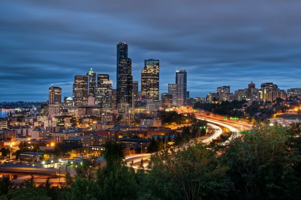 Photo evening city with skyscrapers