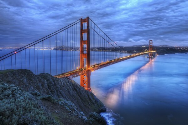 Puente sobre el agua. Noche y nubes