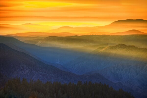 Una puesta de sol muy llamativa, iridiscente de la naturaleza