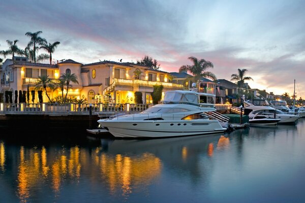 Les yachts se tiennent le soir dans le port