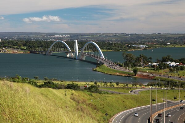 Un puente en todo su esplendor. Paisaje del río