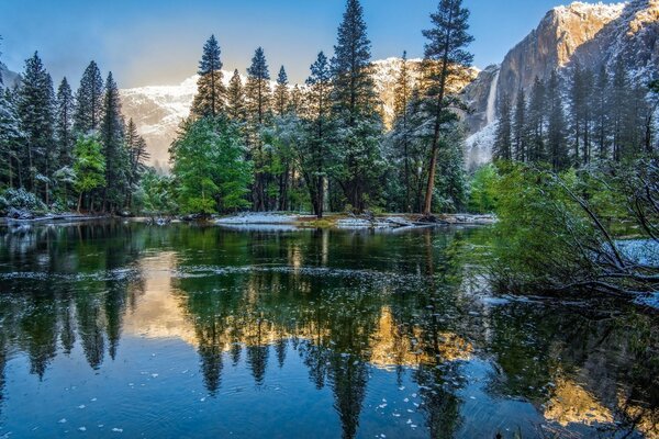 Nature. Les sapins, les montagnes se reflètent dans le lac