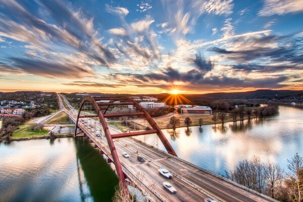 Sonnenaufgang über der Brücke über den Fluss