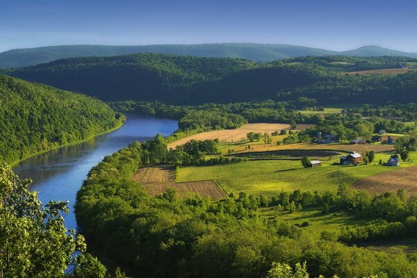 Amerikanische Berglandschaft mit Blick auf den Fluss