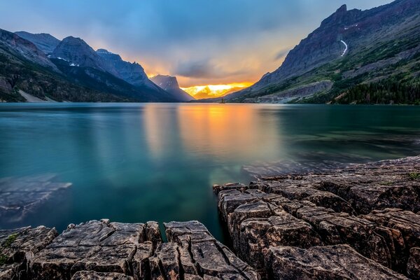 Schickes Wasser an den Steinen inmitten der Berge