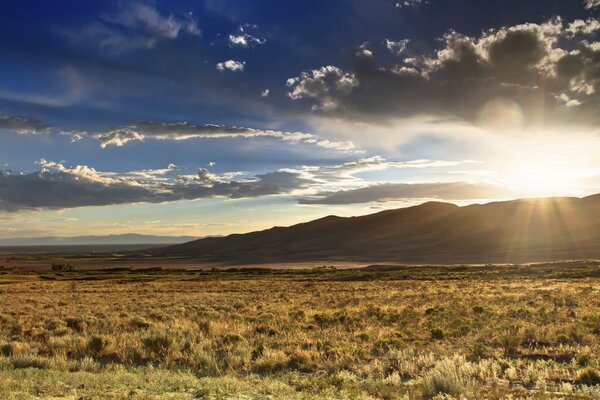 Los rayos del sol que atraviesan las montañas