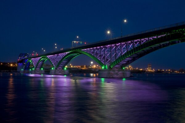 Puente de arquitectura inusual con iluminación