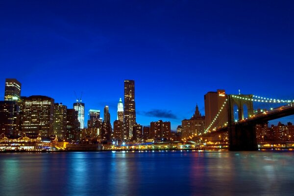 在美国的城市，建筑在黄昏的夜晚看起来非常美丽