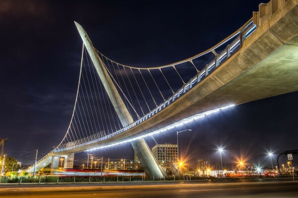 Imagem noturna de uma ponte caindo